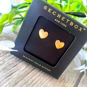 Small flat heart gold dipped earrings.